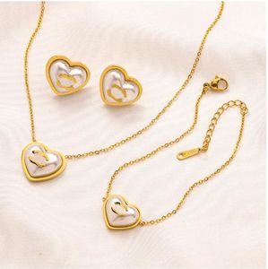 20 étages de concepteurs Letter Bracelet Bracelet Bijoux Bijoux Set 18k Gold Heart Of Poulet Crystal Geometric Oreing Marid Wedding Party Jewerlry Accessoires