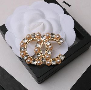 20Style Famous Design Brand S Brooch Elegant Women Femmes Righestone Pearl Letter Brooches Pin Pin de mode Bijoux Decoration Accessoires