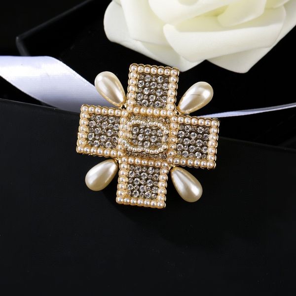 20 estilo Venta caliente Moda clásica Marca de lujo Diseñador Letra C Pasadores Broches Broche de perlas de cristal Traje Pin Joyería para fiesta de boda Accesorios Canal de regalo ax41h