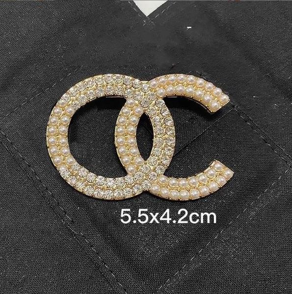 20Style De Luxe Marque Designer Lettre Broches Broches Femmes Or Argent Cristal Perle Broche Costume Broche De Noce Jewerlry Accessoires Cadeaux