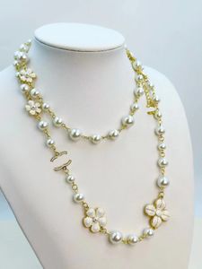 20Style Luxury Brand Designer Retro Flower Pendant avec colliers de diamant en acier titane