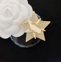 20 estilos Marca de lujo Letras dobles Broches de diseñador para mujeres de moda Broche de perlas de cristal Ropa Traje Pin Mujeres Joyería de boda Accesorio de fiesta de alta calidad