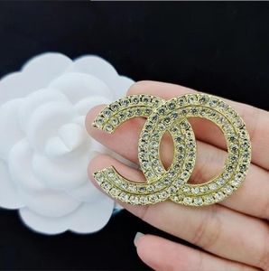 20 stijl luxe merk dubbele letters ontwerper broches voor mode vrouwen diamanten inzet broche kleding pak pin vrouwen bruiloft sieraden feestaccessoire