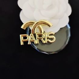 20style Marque de luxe Designers pour hommes et femmes Lettre Broche Plaqué Or Diamant Insert Broche De Mariage Cadeaux De Fête De Noël Choix De Marques Multiples