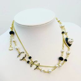 20style Luxury Classic Mard Designer retro collares de perlas en blanco y negro Carta de acero de titanio Collar colgante Collar Joyería de alta calidad