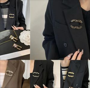 20style luxe ontwerper 18k goud vergulde merkbrief broches vrouwen mannen Crystal Rhinestone sieraden roestvrijstalen parelpin Pin Marry Party Accessorie