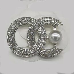 20stijl luxe ontwerper Pearl Pin Broche Diamond Letter Broches Inlay Crystal Rhinestone Men Party Sieraden Accessoires