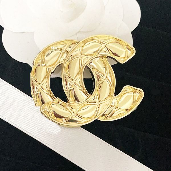 20Style De Luxe Célèbre Designer Marque Broche De Mode Classique Plaid Broches Costume Pin Vêtements Décoration Bijoux Accessoires Cadeau De Haute Qualité