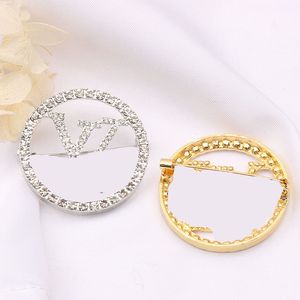 20style Marque Mixte Designer V Lettre Broche Lettres De Haute Qualité Pin Femmes Cristal Strass Perle Pins De Noce En Métal Jewerlry 23ss Nouveau Style