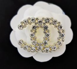 20style Date Classique Desinger Marque Broche Femmes Strass Perle Lettre Broches Bijoux De Mode Vêtements Décor Ation Accessoires