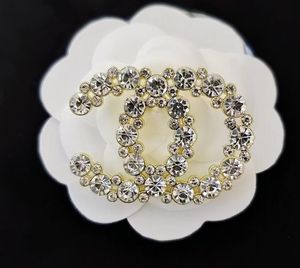 20 estilo más nuevo clásico Desinger marca broche mujeres Rhinestone perla carta broches joyería de moda decoración de ropa accesorios