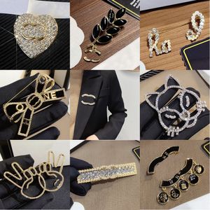 20 stijlen Designer Sieraden Broches Vrouwen Mannen Merk Brief Koppels Rvs Diamond Crystal Parel Broche Pak Revers Pin Stempel