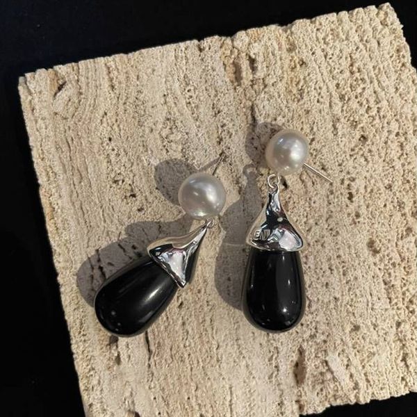 20e siècle Style de français noir et blanc Tempérament britannique froid Niche Elegant Water Drop Boucles d'oreilles rétro 925 aiguilles en argent