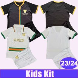 23 24 Venezia Voetbalshirts voor kinderen TESSMANN JOHNSEN POHJANPALO ZAMPANO REDAN MODOLO Thuis Uit Voetbalshirts Uniformen met korte mouwen