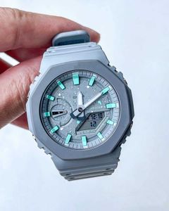 2100 Montre numérique de sport à quartz pour hommes Montre glacée Gris Double série Chêne étoilé LED Lumière de levée automatique de la main Étanche Heure mondiale Fonction complète