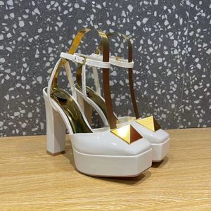 Charol súper alto BOMBAS Zapatos de vestir Sandalia para mujer 13 cm Diseñadores de lujo Plataforma Slingbacks Hebilla clásica Adornado Correa de tobillo Calzado de fábrica
