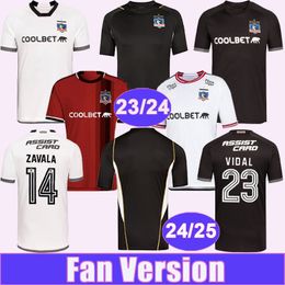 23 24 Colo Colo Mens Soccer Jerseys 24 25 Vidal Bolados Parra D. Pizarro Pavez Palacios Fuentes Gil Wiemberg Zavala Benegas FALCON Maillots de football à domicile