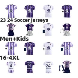 23 24 ClubToulouse Voetbalshirts 21 Rafael Ratao 3 Zakaria Aboukhlal 5 Denis Genreau 12 Issiaga Sylla 9 Rhys Healey 27 Thijs Dallinga Voetbalshirttenues Wit Paars