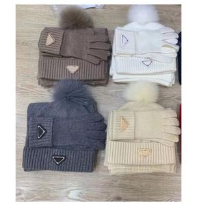 22 Brand Scarf Hat Glove SetS Mens Womens Designers Hat à tricot et Neckerchief Gants Casquette Beanie Femmes Luxurys mittens Th2590871
