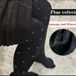 22 FW Femmes Bas Sexy Plus Velours Hiver Été Dame Chaussettes Chaudes Mode Bonneterie Taille Haute Collants Cuisse Collants Lettre Print151D