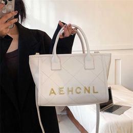 22% KORTING Designer tas 2024 Handtassen Beibei Shangpin Lente High-end Eenvoudige Letter Strand Trendy Handheld Eén schouder Diagonaal Straddle Dames