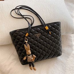 22% OFF Sac de designer 2024 Sacs à main Couleur unie Tendance Fourre-tout personnalisé avec tissu Marionnette Lapin Pendentif Femmes Épaule unique Style des aisselles