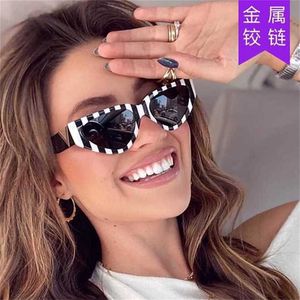 22% de réduction Vente en gros de lunettes de soleil Oeil de chat Bord étroit Motif zèbre Mode Street Shoot Show Lunettes de soleil triangulaires Lunettes de forme concave personnalisées