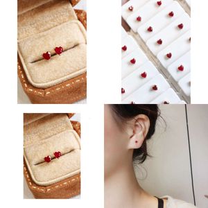 22090410 Diamondbox - Ruby sieraden oorbellen oorbuien au750 goud 0,27ct rood hartvormige romantiek edelstenen cadeau idee originele kwaliteit