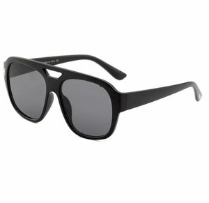 2264 hombres gafas de sol de diseño clásico Marco ovalado de moda Recubrimiento UV400 Lente Fibra de carbono Piernas Estilo de verano Gafas con caja