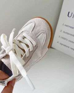 2270 Sneakers tamaño 15-25 zapatos para bebés otoño suave soled chicos y niños pequeños 0-1 años para mujer tablero casual beige amarillo azul D240515