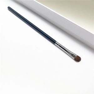 228 MINI SHADER EYE SHADOW BRUSH - Petit pinceau à paupières fumé détaillé