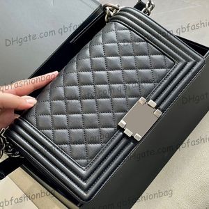 22A Womens Designer Boy Sacs en cuir de caviar matelassé Cuir de veau Matériel en métal doré / argenté Bandoulière réglable Bandoulière Épaule Grande capacité Sacs à main 25CM