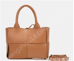 22 cm klassieke mini arco tote dames boodschappentas gevlochten koesleer crossbody handtassen stokbeen zakbakken 061705-1