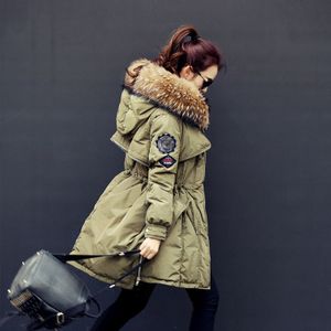 Parkas con capucha Mujer Piel de mapache real natural 2017 Chaquetas y abrigos de invierno para mujer Chaqueta de plumón de pato blanco Espesar Parka Outwear Verde militar