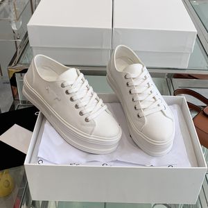 22F Vrouwelijke ontwerper Casual echt leer Materiaal Kleine witte schoenen Skateboardschoenen Perfecte veelzijdige mode-reistour Paren Wandelschoenen