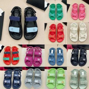 22s Sandalias de punto para papá Correa de mula de piel de cordero Diapositivas planas Sandalia de puerta acolchada Zapatos de verano con plataforma para mujer Zapatillas con brillo Chanclas casuales de playa Hebilla de diamante