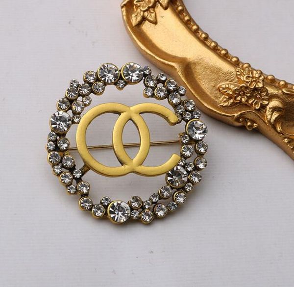 20 Color 18k Gold plaqué lettres broches petites femmes de vent sucré Femmes de luxe Designer Crystal Rimestone Pearl épingles en métal Accessoires de bijoux en métal