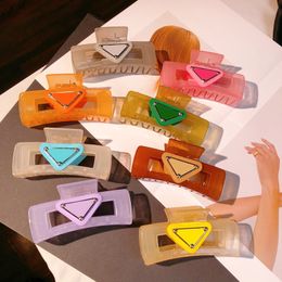 22ss Designer Triangle Inversé Lettres Pinces À Cheveux Pinces Femmes Transparent Acrylique HairCrab Shark Clip Épingle À Cheveux Barrette Accessoires De Haute Qualité