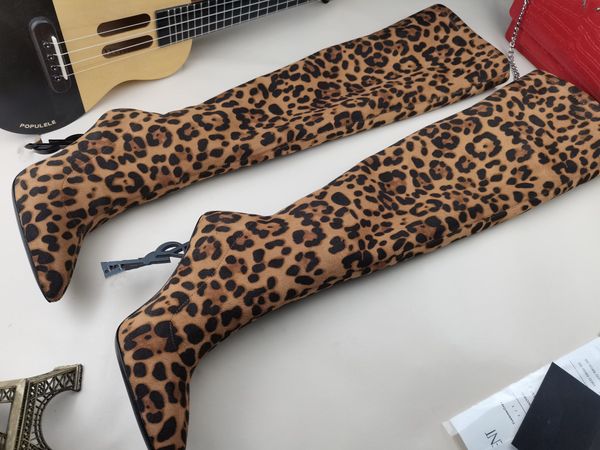 El patrón de botas de mujer de leopardo 22ss es delgado Botas con letras de otoño e invierno Tela elástica original Altura del tacón superior 10.5 cm