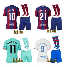 23 24 25 LEWANDOWSKI GAVI Barcelonas Soccer Jerseys PEDRI Rosalia ANSU FATI De Futbol Camisetas RAPHINHA Barcelone fans joueur maillot de football hommes enfants kituniforme