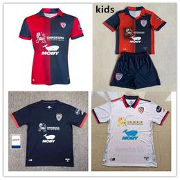 23 24 Cagliari Voetbalshirts PAVOLETTI LAPADULA VIOLA SHOMURODOV kindervoetbalshirts JANKTO LUVUMBO NANDEZ OBERT MAKOUMBOU ROG thuis weg herenshirt