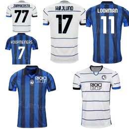 23 24 Maillot Atalanta Club Soccer 22 Matteo Ruggeri 1 Juan Musso 19 Berat Djimsiti 7 Teun Koopmeiners 77 Davide Zappacosta 11 Ademola Lookman Kits de maillots de football