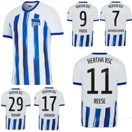 23 24 Maillots de football de l'équipe du club BSC Hertha Berlin 25 TABAKOVIC 11 REESE 9 PREVLJAK 22 WINKLER 27 DARDAI 37 LEISTNER 31 DARDAI 20 KEMPF 19 DUDZIAK Kits de maillots de football