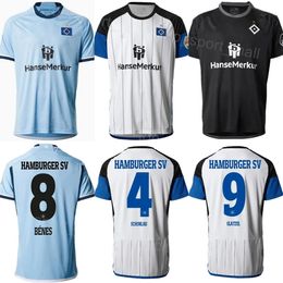 23/24 Club Team Voetbal Hamburger SV Jersey FC 8 BENES 9 GLATZEL 18 JATTA 27 DOMPE 28 MUHEIM 14 REIS 3 HEYER 22 VAN DER BREMPT 23 MEFFERT 5 HADZIKADUNIC Voetbalshirttenues