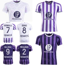 23 24 Club Team Voetbal Toulouse 17 Gabriel Suazo Jersey 9 Thijs Dallinga 3 Mikkel Desler 19 Frank Magri 7 Zakaria Aboukhlal 50 Guillaume Restes Voetbalshirttenues