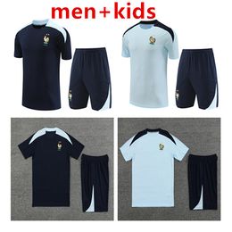 23/24 French à manches courtes à manches courtes sur tracks survêtement Men de sport de sport Kits Soccer Jersseys Kit Uniforme Chandal 2024 2025 Benzema Mbappe Vest Mens Football Tracksuit Suites