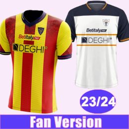 23 24 Lecce BANDA Mens Soccer Jerseys ALMQVIST RAFIA KRSTOVIC DORGU STREFEZZA BURNETE Accueil Chemises de football à manches courtes Uni