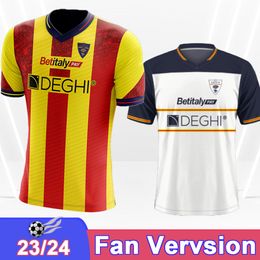 23 24 Jerseys de football Lecce Banda Mens Di Mariano Bjorkengren Strefezza Hjulmand Rafia Almqvist Krstovic Home Shirts de football