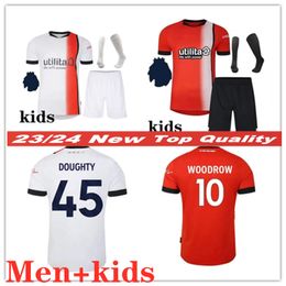 23 24 Luton Town CLARK CAMPBELL WOODROW Maillots de football kit pour enfants BURKE NAISMITH BELL DOUGHTY ADEBAYO Home Away 3ème maillots de football pour adultes