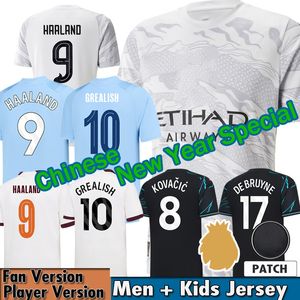 24 25 MAN Cities Nouvel An chinois Jersey de football spécial Haaland de Bruyne Kid Kit 2024 Home Away 3rd Guil Garden Version Version Football Thirt Women Grealh Foden 4xl